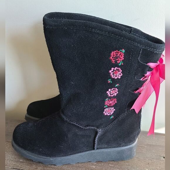 Bearpaw Carly black suede boots with embroidered flowers and satin ribbon detail - Picture 5 of 9